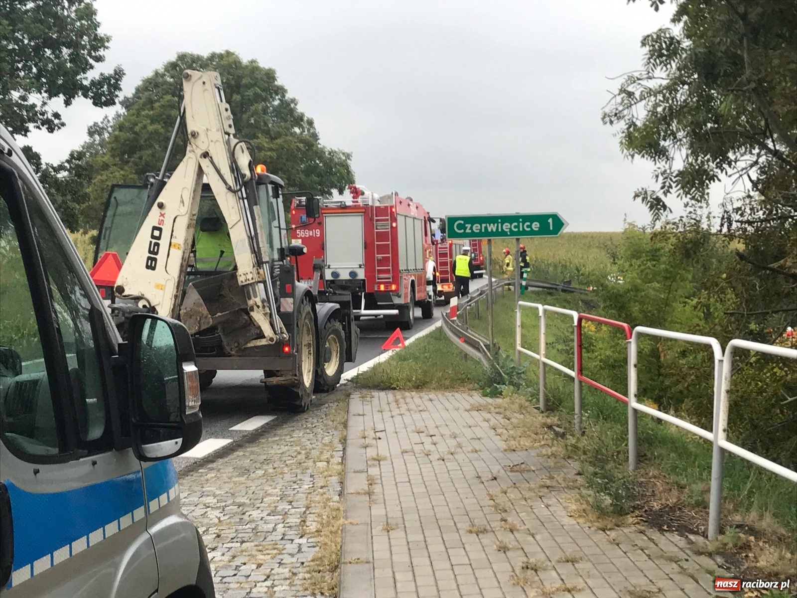 Zdjęcie w galerii na portalu naszraciborz.pl: Lanos w polu. Zderzenie na DK 45  wiadomości z regionu