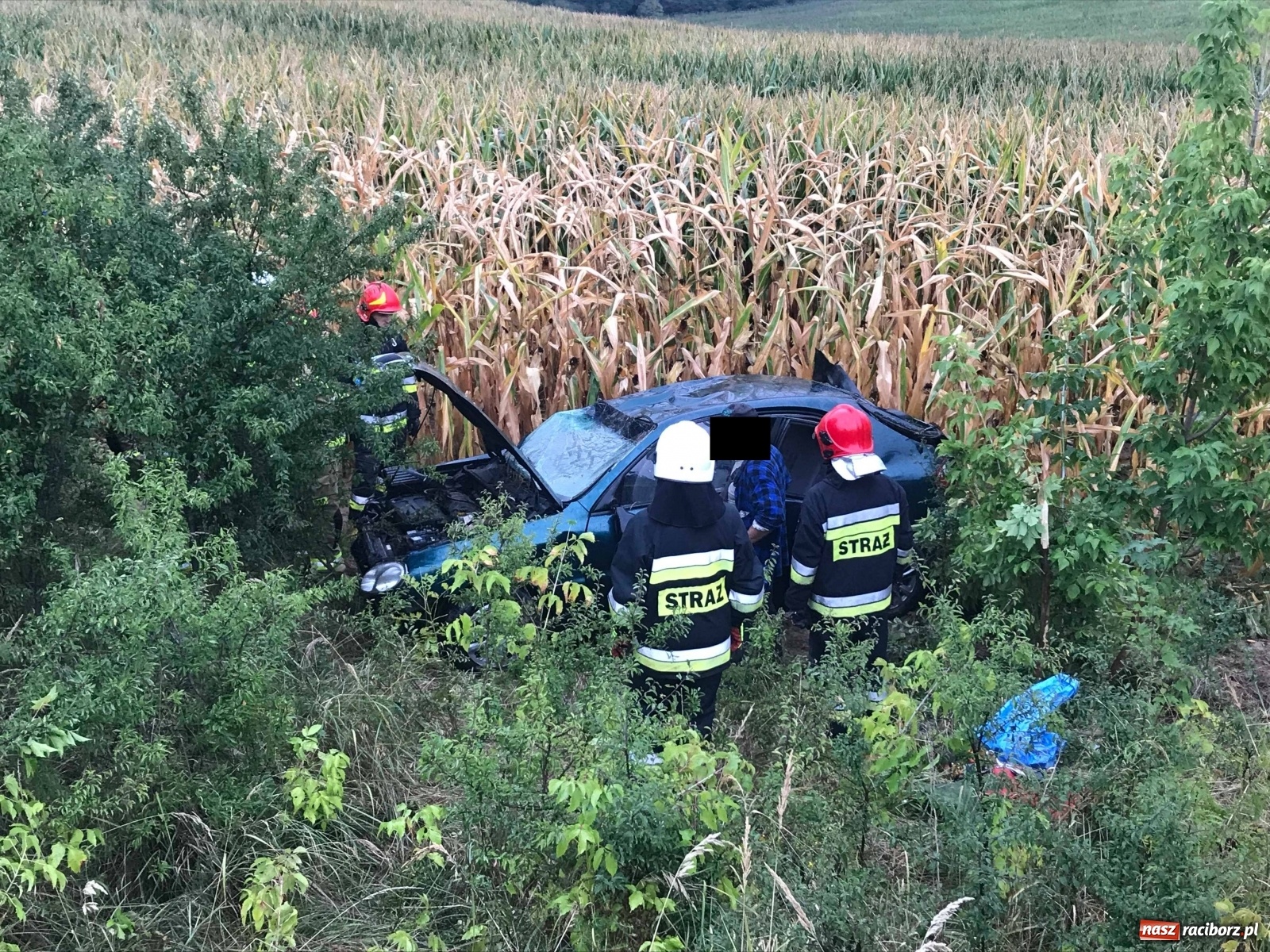 Zdjęcie w galerii na portalu naszraciborz.pl: Lanos w polu. Zderzenie na DK 45  wiadomości z regionu