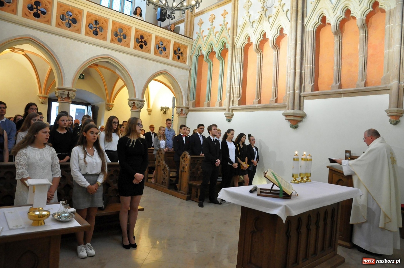 Zdjęcie w galerii na portalu naszraciborz.pl: Diecezjalne LO rozpoczęło rok szkolny Mszą św. na zamku [FOTO i WIDEO] wiadomości z regionu