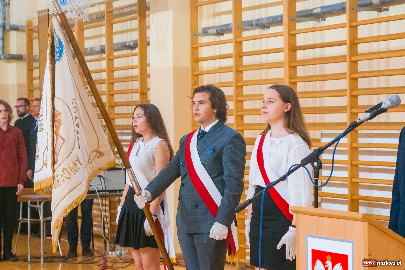 Zdjęcie w galerii na portalu naszraciborz.pl: Uroczyście ślubuję! Inauguracja roku szkolnego w II LO [FOTO i WIDEO] wiadomości z regionu