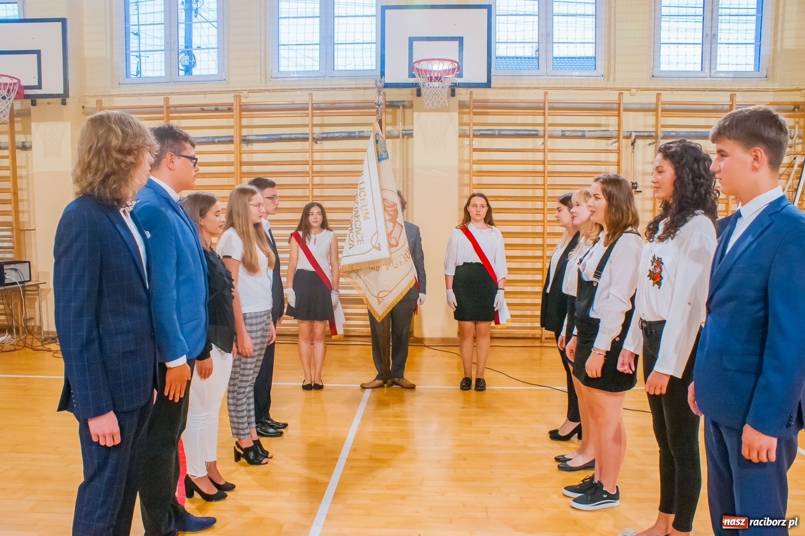 Zdjęcie w galerii na portalu naszraciborz.pl: Uroczyście ślubuję! Inauguracja roku szkolnego w II LO [FOTO i WIDEO] wiadomości z regionu