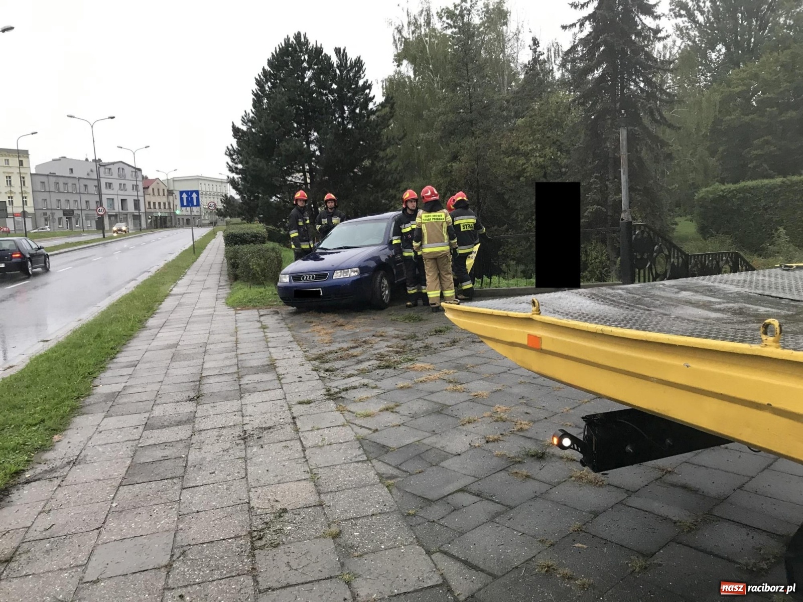 Zdjęcie w galerii na portalu naszraciborz.pl: Kierowca audi wyleciał z Odrostrady [FOTO] wiadomości z regionu
