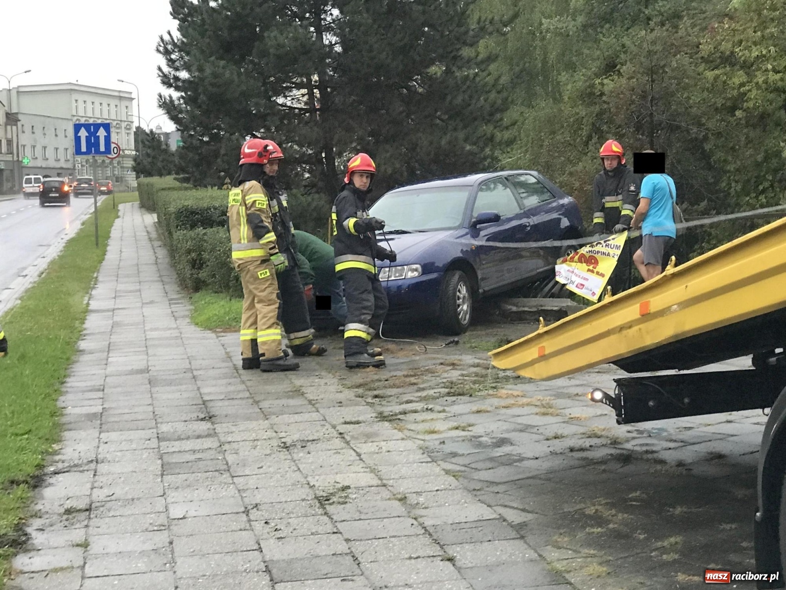 Zdjęcie w galerii na portalu naszraciborz.pl: Kierowca audi wyleciał z Odrostrady [FOTO] wiadomości z regionu