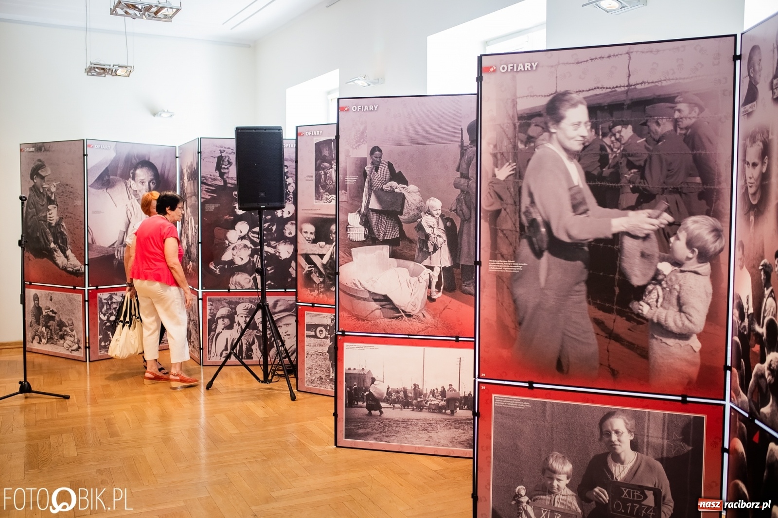 Zdjęcie w galerii na portalu naszraciborz.pl: Otwarcie wystawy Ukradzione dzieciństwo oraz projekcja filmu Kinderlager Pogrzebin wiadomości z regionu