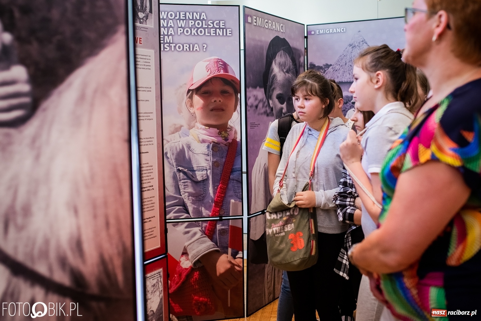 Zdjęcie w galerii na portalu naszraciborz.pl: Otwarcie wystawy Ukradzione dzieciństwo oraz projekcja filmu Kinderlager Pogrzebin wiadomości z regionu