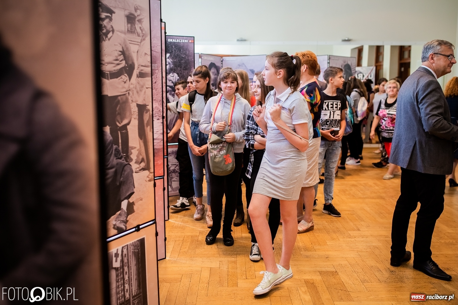 Zdjęcie w galerii na portalu naszraciborz.pl: Otwarcie wystawy Ukradzione dzieciństwo oraz projekcja filmu Kinderlager Pogrzebin wiadomości z regionu