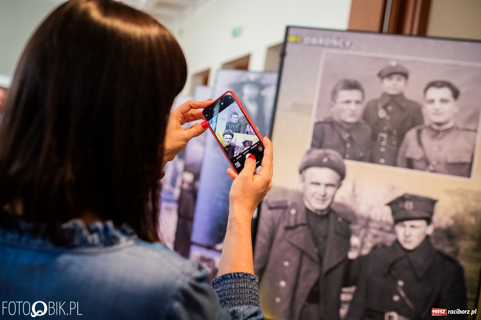 Zdjęcie w galerii na portalu naszraciborz.pl: Otwarcie wystawy Ukradzione dzieciństwo oraz projekcja filmu Kinderlager Pogrzebin wiadomości z regionu