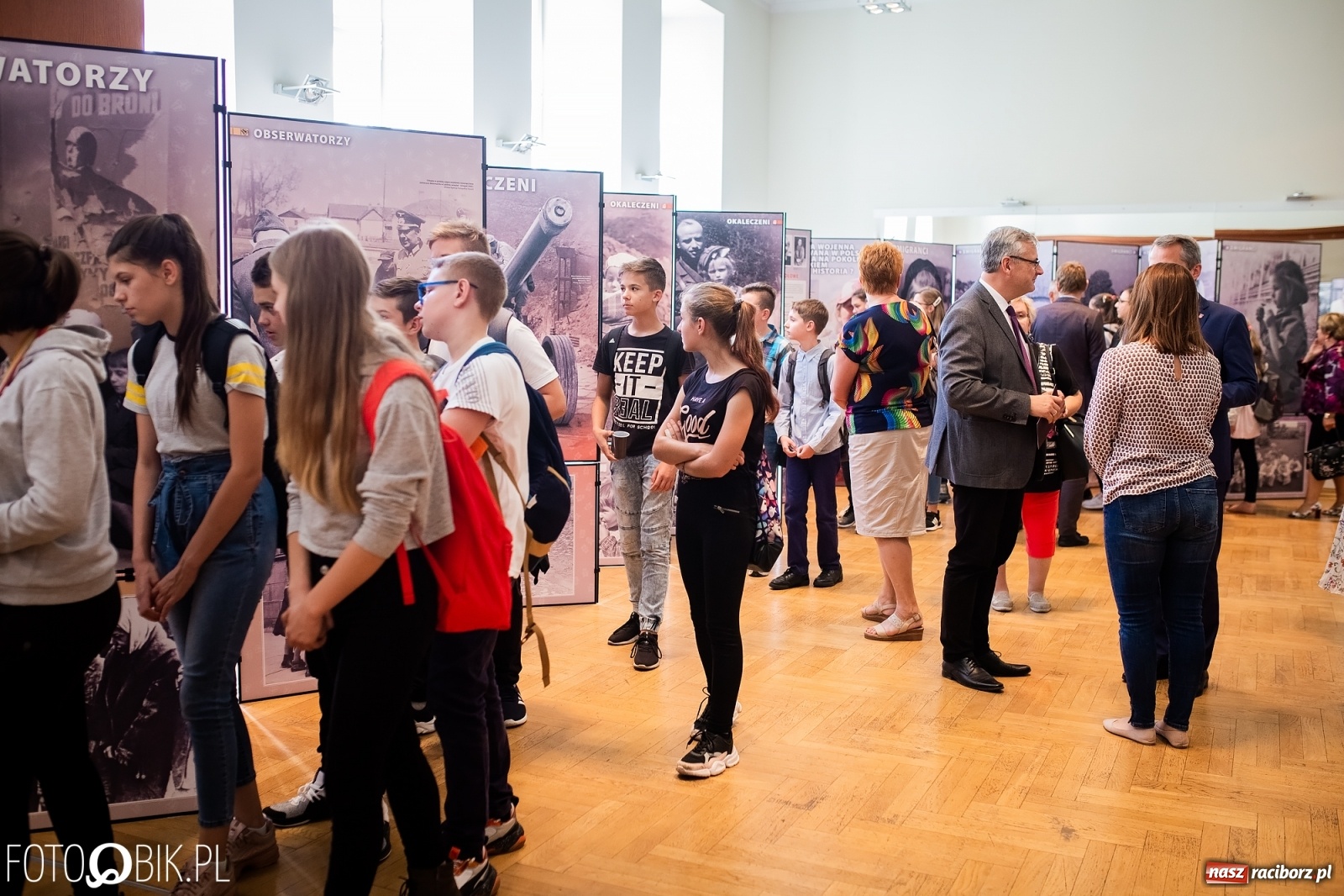 Zdjęcie w galerii na portalu naszraciborz.pl: Otwarcie wystawy Ukradzione dzieciństwo oraz projekcja filmu Kinderlager Pogrzebin wiadomości z regionu