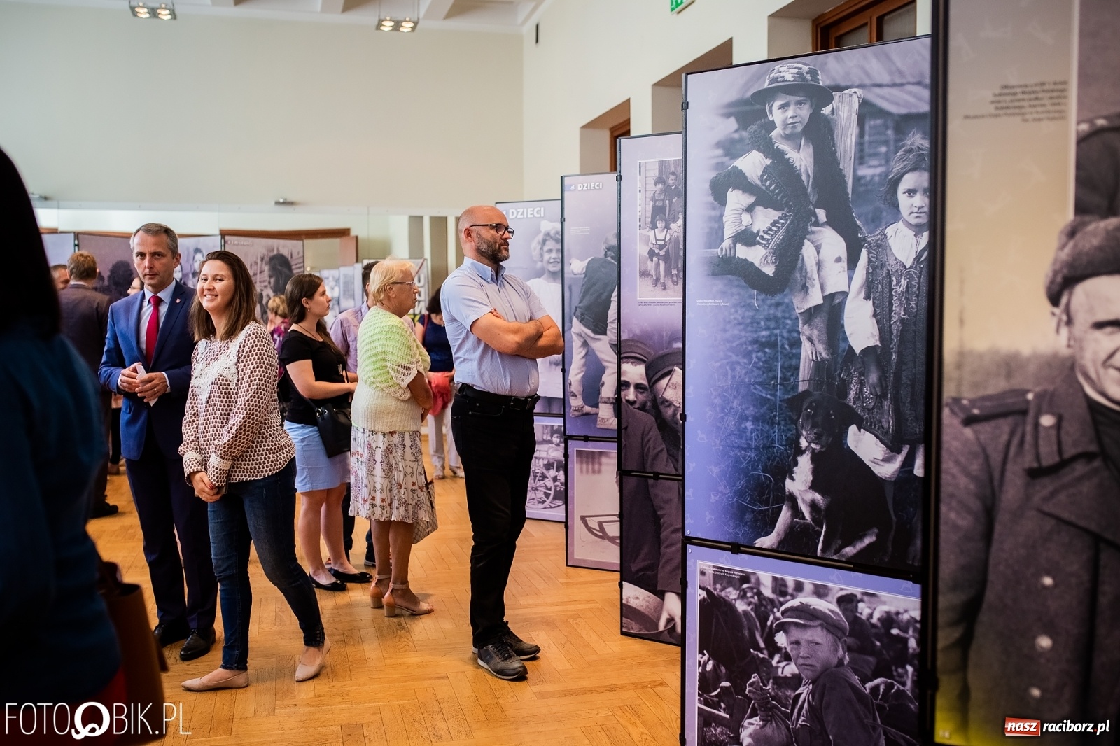Zdjęcie w galerii na portalu naszraciborz.pl: Otwarcie wystawy Ukradzione dzieciństwo oraz projekcja filmu Kinderlager Pogrzebin wiadomości z regionu