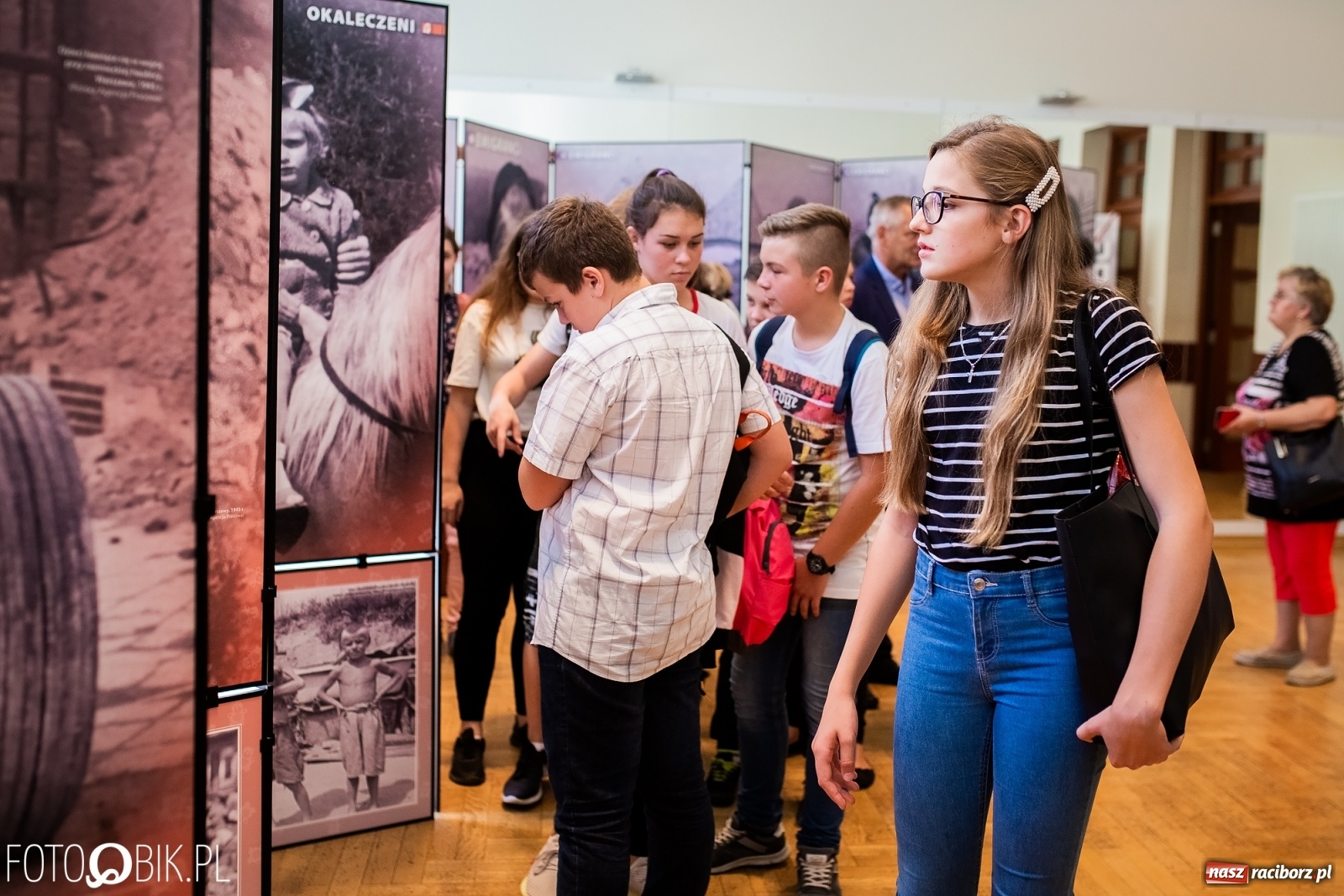 Zdjęcie w galerii na portalu naszraciborz.pl: Otwarcie wystawy Ukradzione dzieciństwo oraz projekcja filmu Kinderlager Pogrzebin wiadomości z regionu