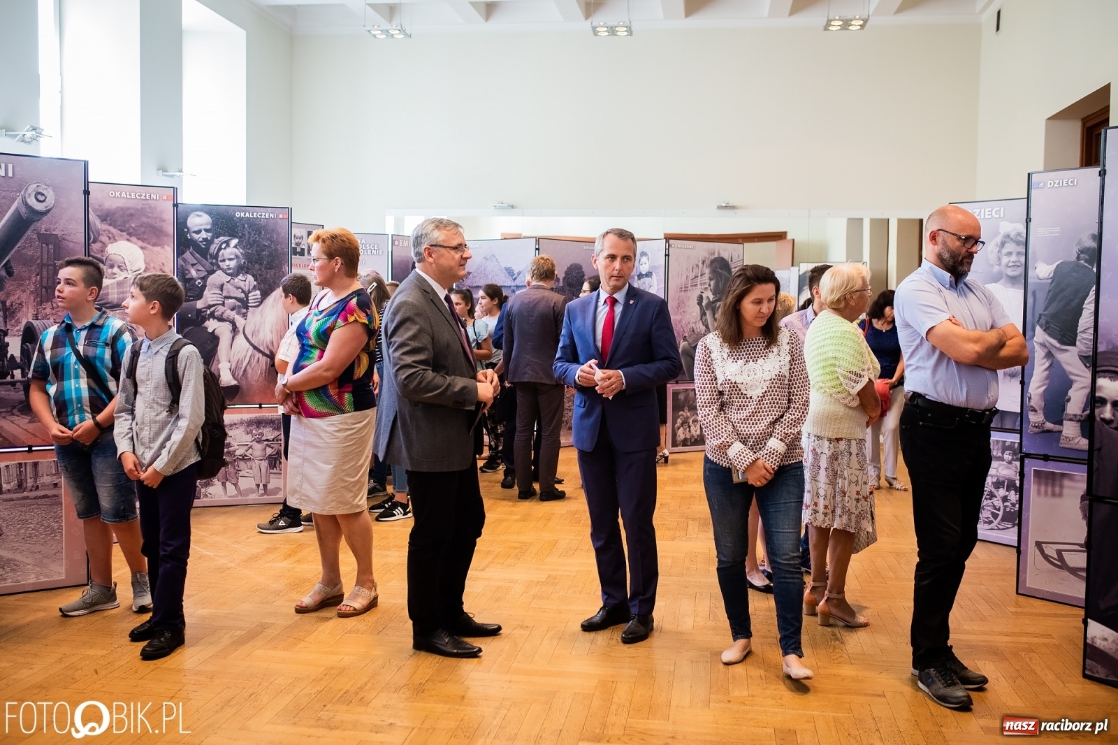 Zdjęcie w galerii na portalu naszraciborz.pl: Otwarcie wystawy Ukradzione dzieciństwo oraz projekcja filmu Kinderlager Pogrzebin wiadomości z regionu
