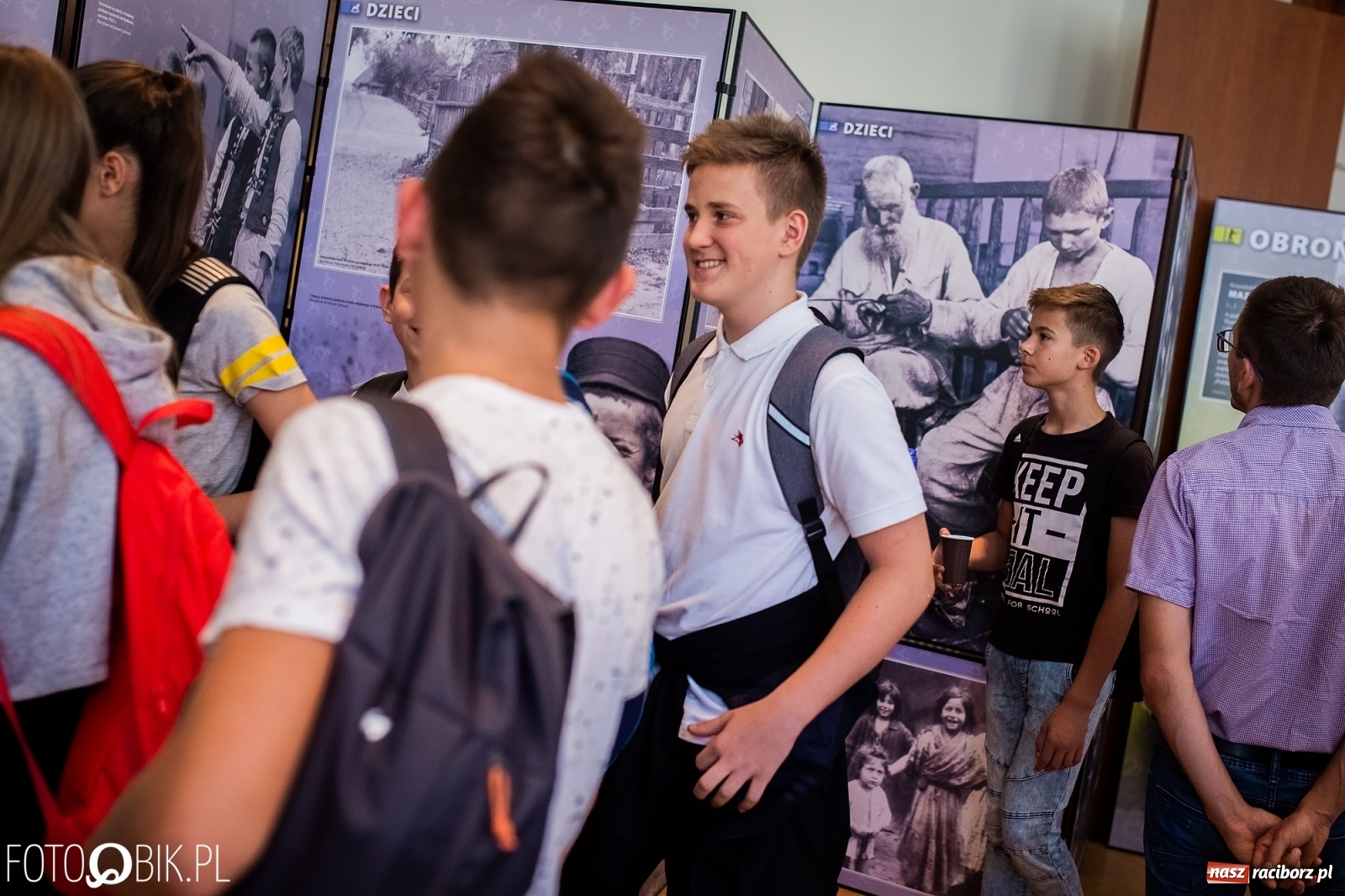 Zdjęcie w galerii na portalu naszraciborz.pl: Otwarcie wystawy Ukradzione dzieciństwo oraz projekcja filmu Kinderlager Pogrzebin wiadomości z regionu
