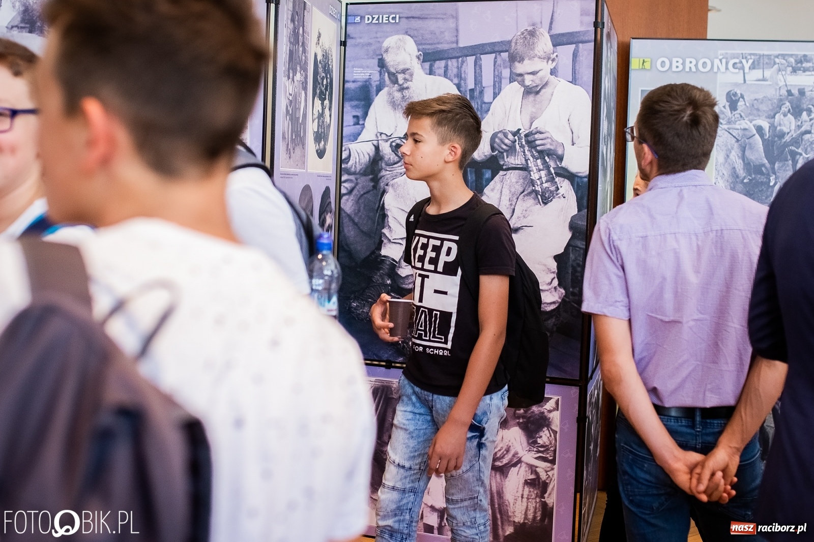 Zdjęcie w galerii na portalu naszraciborz.pl: Otwarcie wystawy Ukradzione dzieciństwo oraz projekcja filmu Kinderlager Pogrzebin wiadomości z regionu