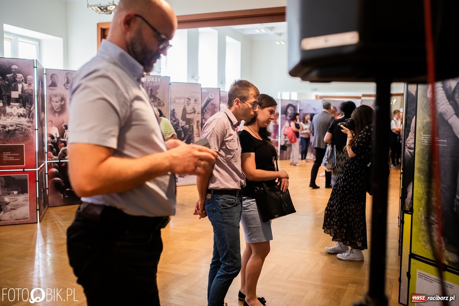 Zdjęcie w galerii na portalu naszraciborz.pl: Otwarcie wystawy Ukradzione dzieciństwo oraz projekcja filmu Kinderlager Pogrzebin wiadomości z regionu