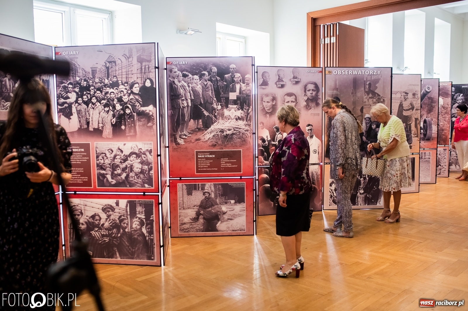 Zdjęcie w galerii na portalu naszraciborz.pl: Otwarcie wystawy Ukradzione dzieciństwo oraz projekcja filmu Kinderlager Pogrzebin wiadomości z regionu