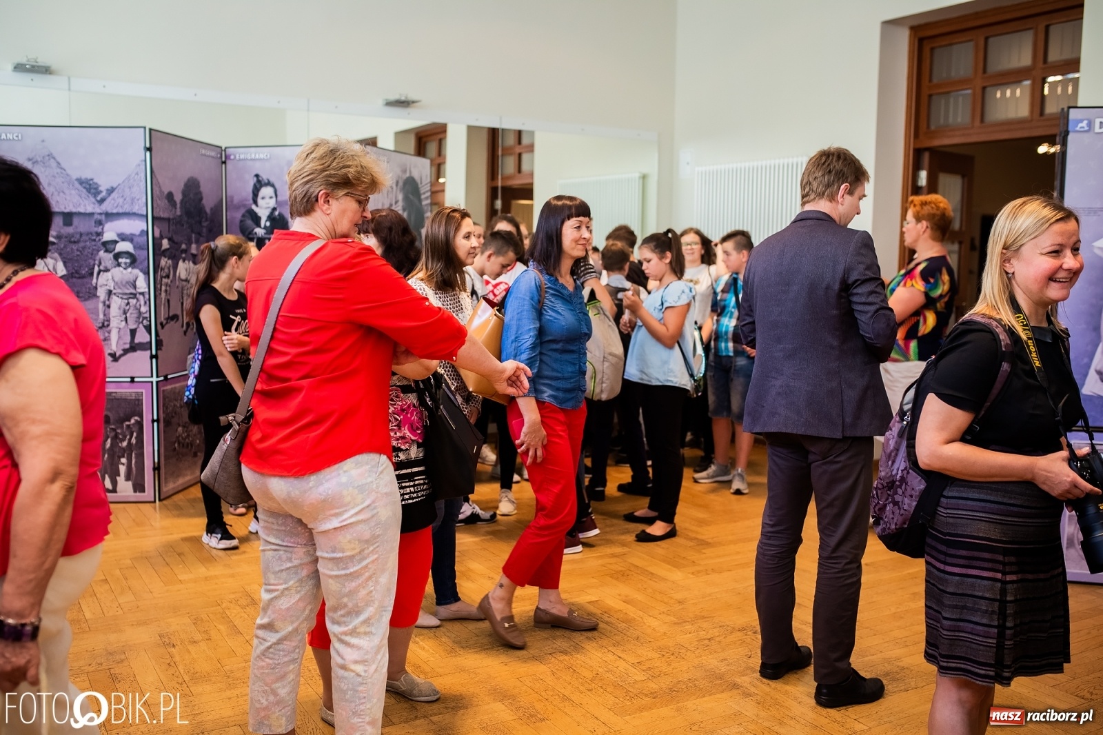 Zdjęcie w galerii na portalu naszraciborz.pl: Otwarcie wystawy Ukradzione dzieciństwo oraz projekcja filmu Kinderlager Pogrzebin wiadomości z regionu