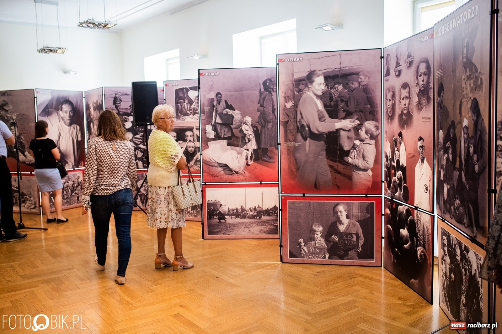 Zdjęcie w galerii na portalu naszraciborz.pl: Otwarcie wystawy Ukradzione dzieciństwo oraz projekcja filmu Kinderlager Pogrzebin wiadomości z regionu