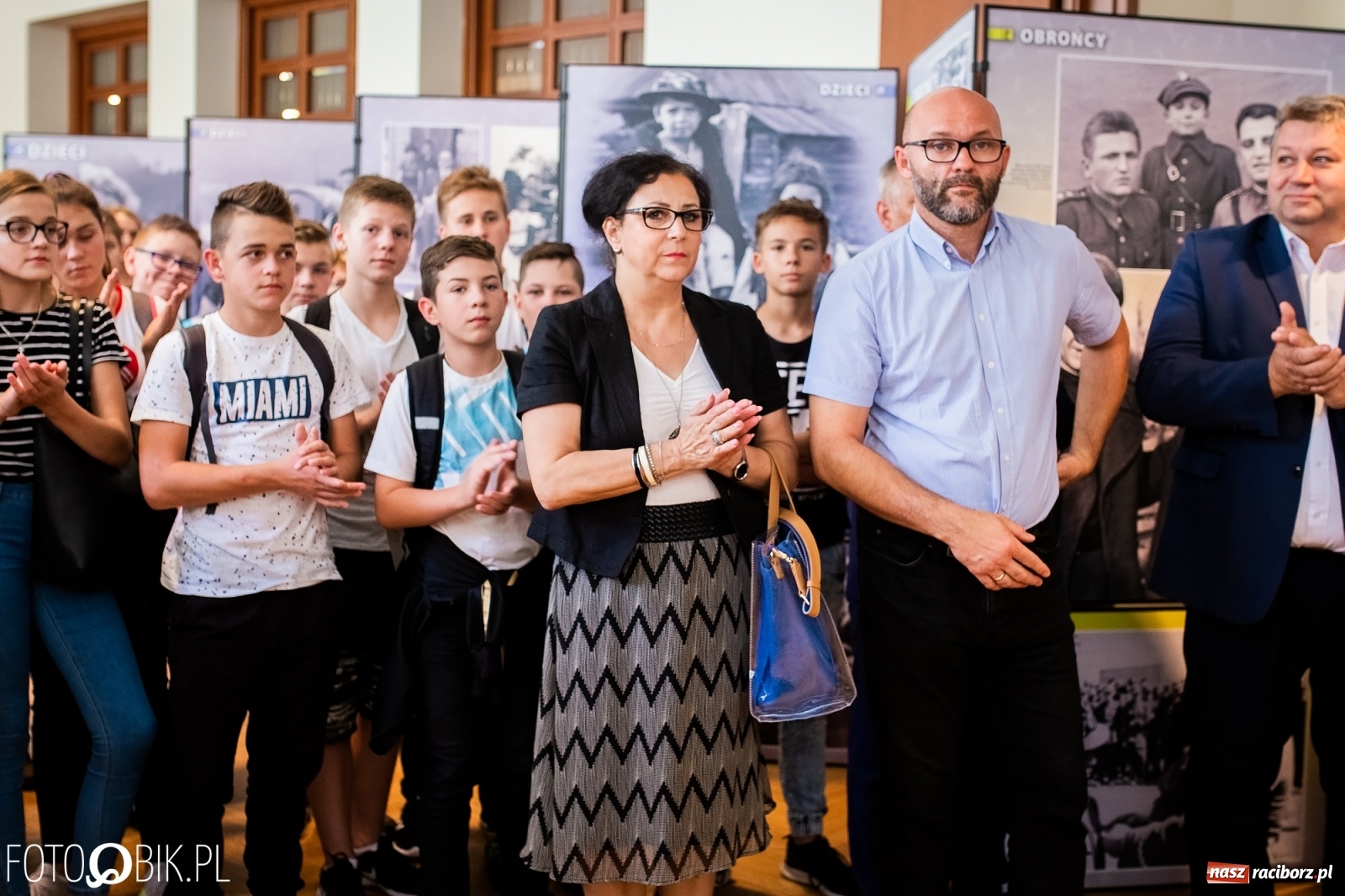 Zdjęcie w galerii na portalu naszraciborz.pl: Otwarcie wystawy Ukradzione dzieciństwo oraz projekcja filmu Kinderlager Pogrzebin wiadomości z regionu