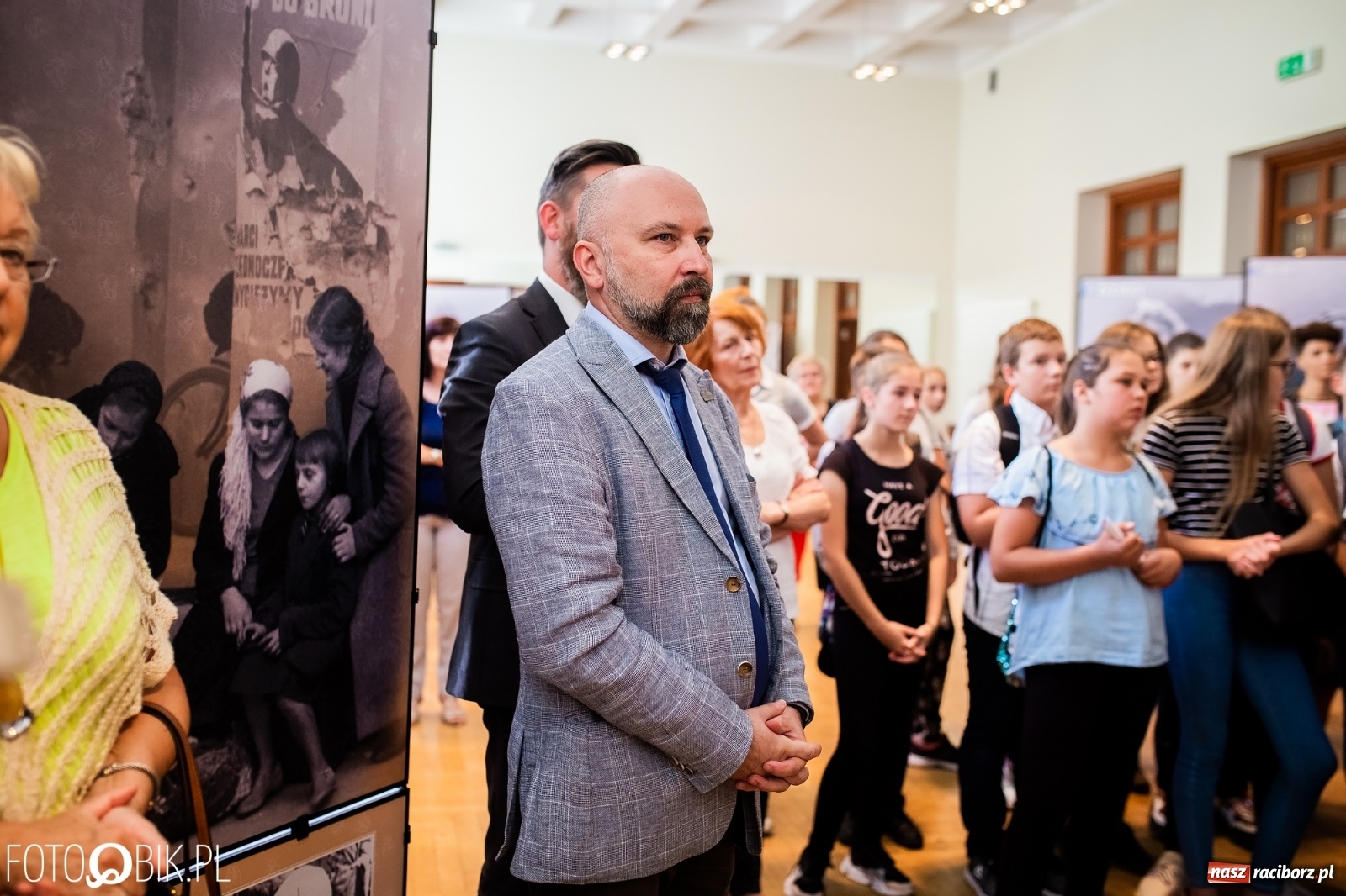 Zdjęcie w galerii na portalu naszraciborz.pl: Otwarcie wystawy Ukradzione dzieciństwo oraz projekcja filmu Kinderlager Pogrzebin wiadomości z regionu