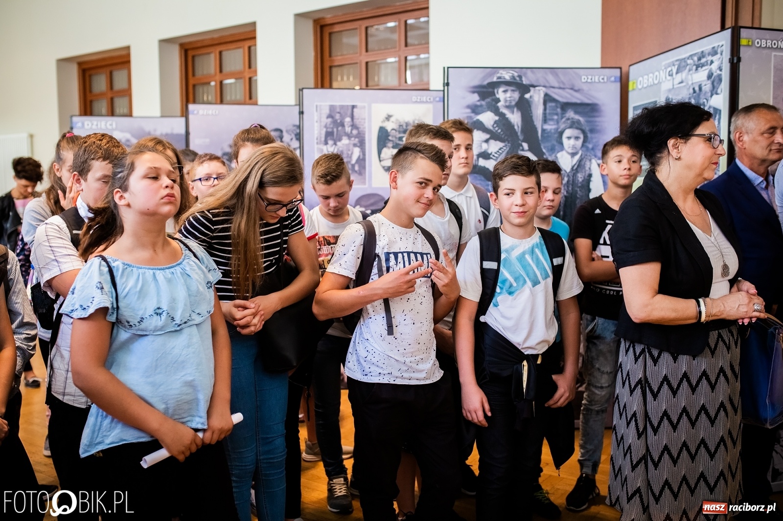 Zdjęcie w galerii na portalu naszraciborz.pl: Otwarcie wystawy Ukradzione dzieciństwo oraz projekcja filmu Kinderlager Pogrzebin wiadomości z regionu