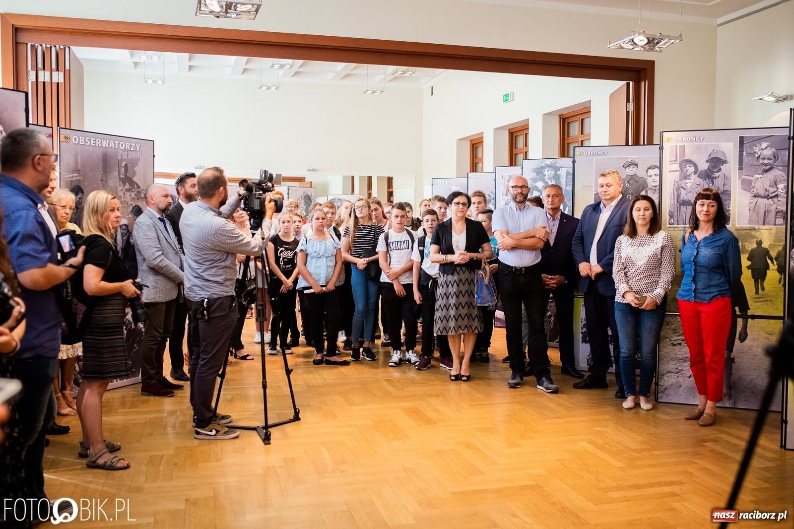Zdjęcie w galerii na portalu naszraciborz.pl: Otwarcie wystawy Ukradzione dzieciństwo oraz projekcja filmu Kinderlager Pogrzebin wiadomości z regionu
