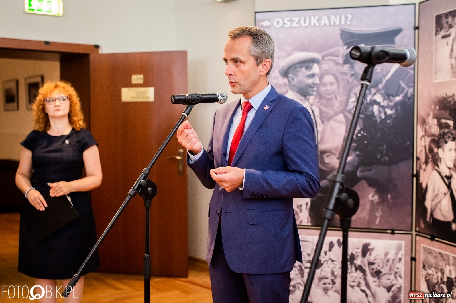 Zdjęcie w galerii na portalu naszraciborz.pl: Otwarcie wystawy Ukradzione dzieciństwo oraz projekcja filmu Kinderlager Pogrzebin wiadomości z regionu