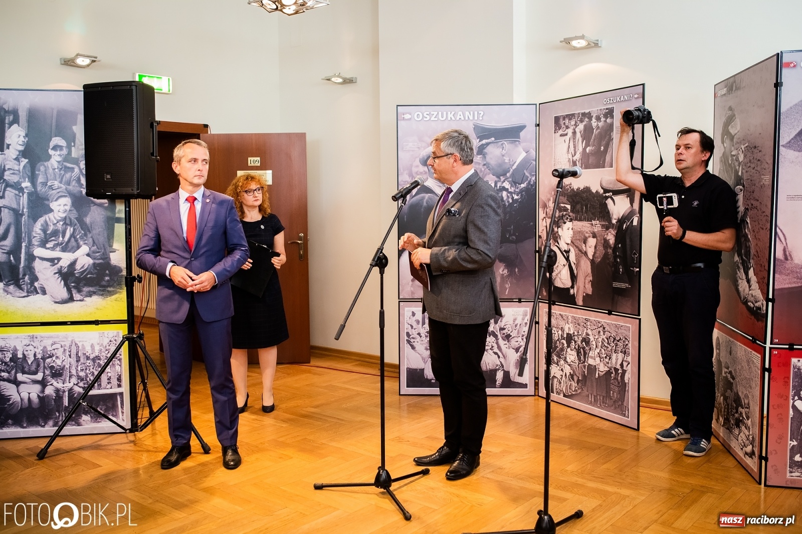 Zdjęcie w galerii na portalu naszraciborz.pl: Otwarcie wystawy Ukradzione dzieciństwo oraz projekcja filmu Kinderlager Pogrzebin wiadomości z regionu