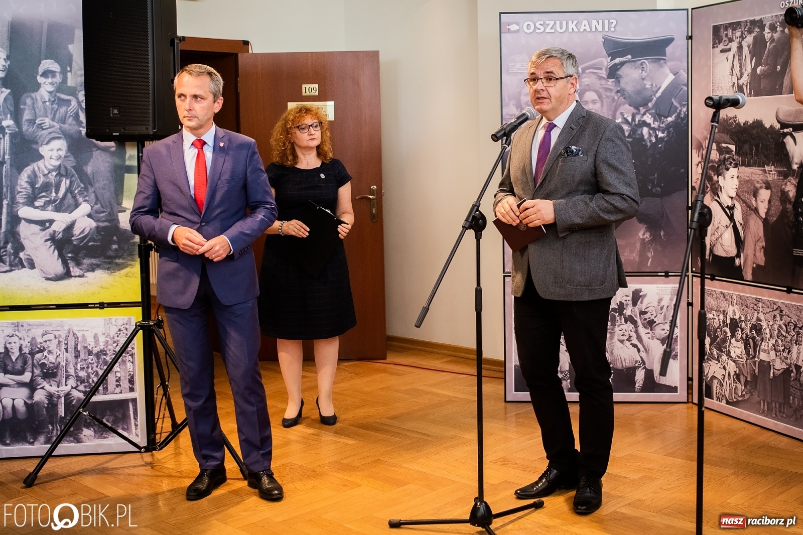 Zdjęcie w galerii na portalu naszraciborz.pl: Otwarcie wystawy Ukradzione dzieciństwo oraz projekcja filmu Kinderlager Pogrzebin wiadomości z regionu