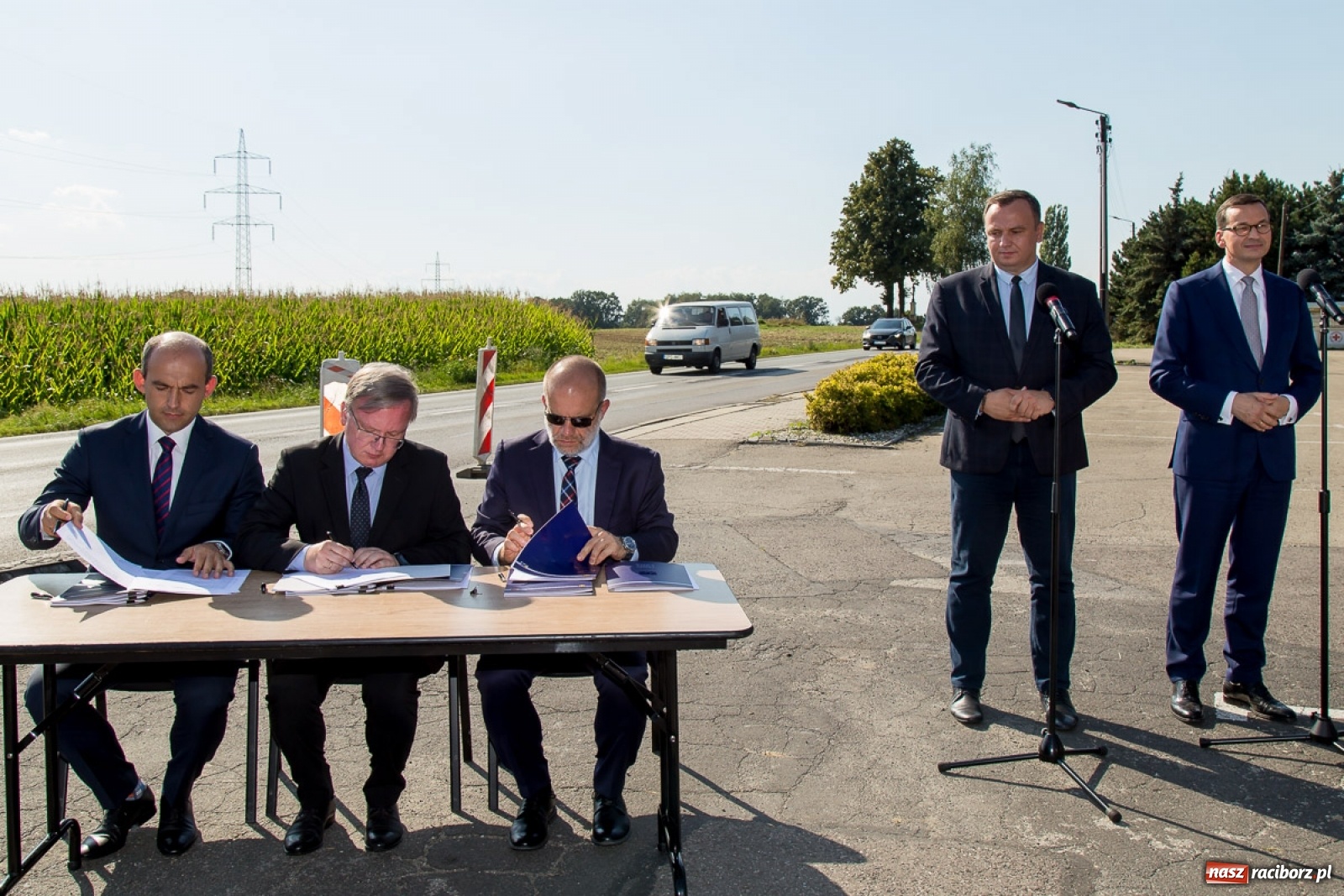 Zdjęcie w galerii na portalu naszraciborz.pl: W obecności premiera podpisano umowę na drogę Racibórz-Rzuchów wiadomości z regionu