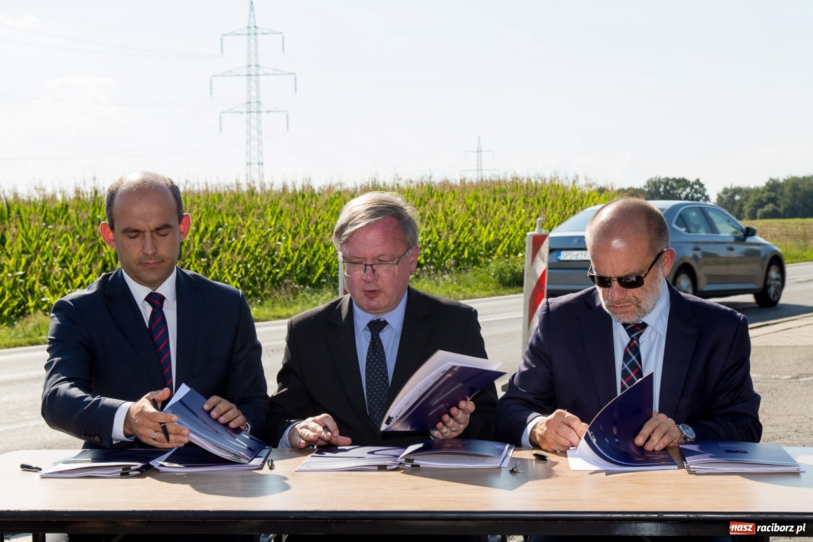 Zdjęcie w galerii na portalu naszraciborz.pl: W obecności premiera podpisano umowę na drogę Racibórz-Rzuchów wiadomości z regionu