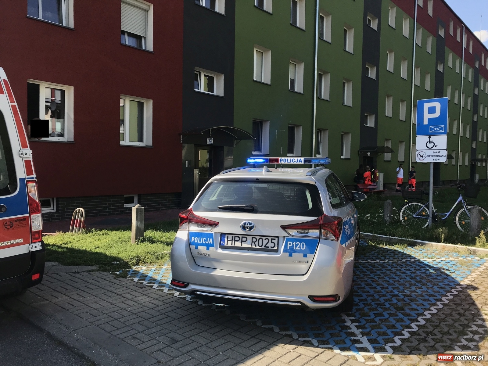 Zdjęcie w galerii na portalu naszraciborz.pl: Mężczyzna miał grozić, że skoczy z dzieckiem z balkonu [FOTO] wiadomości z regionu