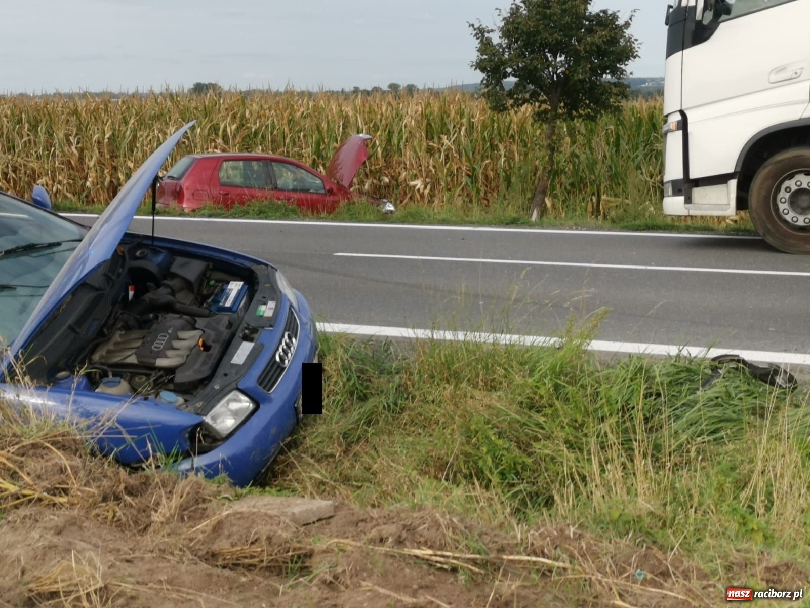 Zdjęcie w galerii na portalu naszraciborz.pl: Groźne zderzenie pojazdów na DK 45 przed Bieńkowicami [FOTO] wiadomości z regionu