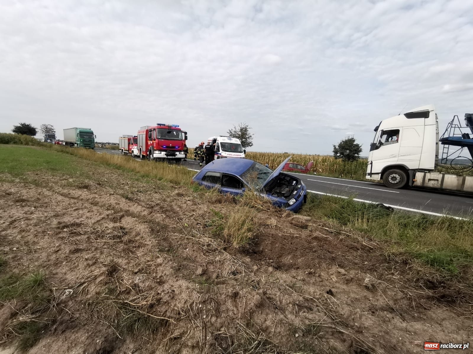 Zdjęcie w galerii na portalu naszraciborz.pl: Groźne zderzenie pojazdów na DK 45 przed Bieńkowicami [FOTO] wiadomości z regionu