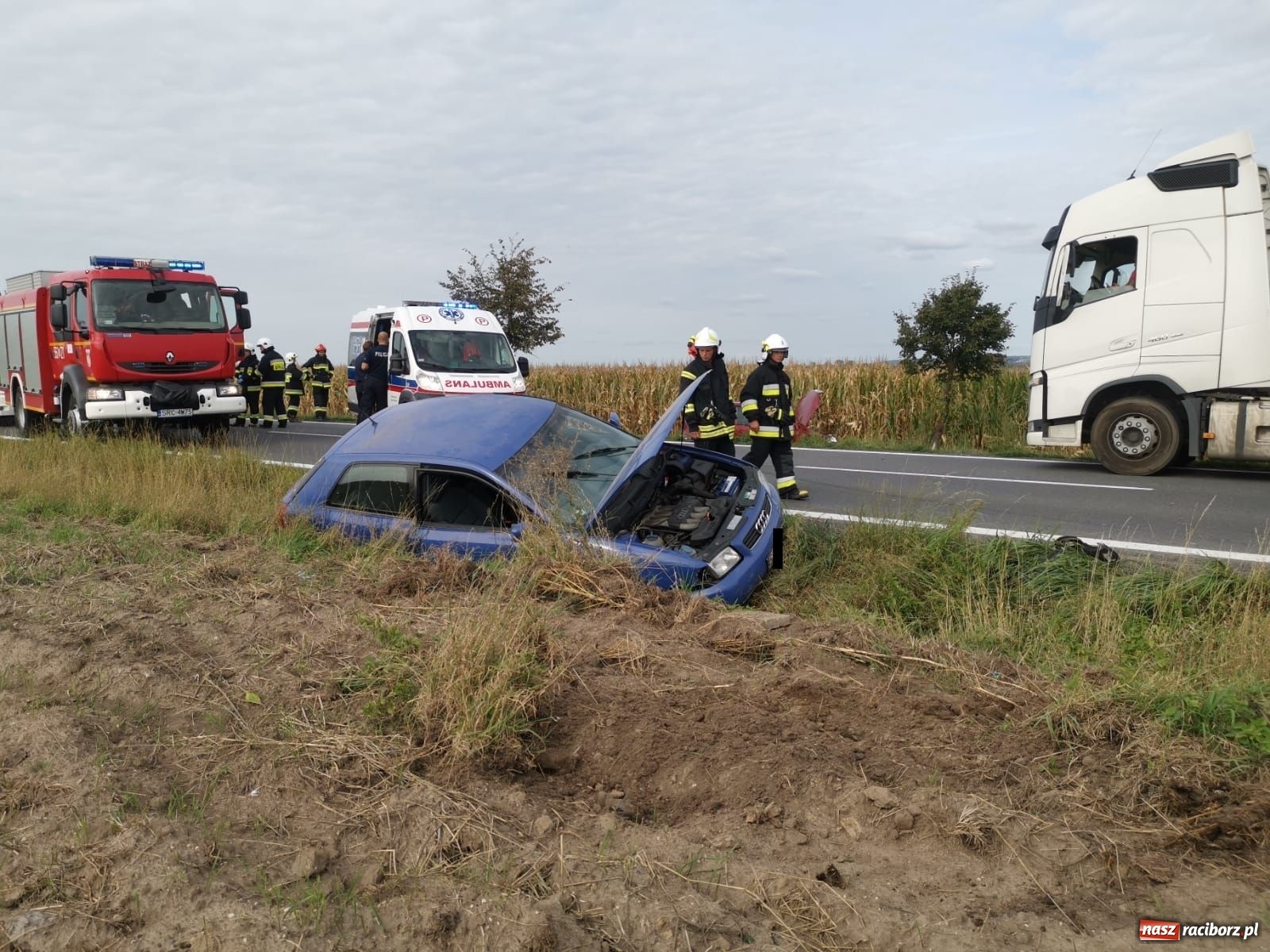 Zdjęcie w galerii na portalu naszraciborz.pl: Groźne zderzenie pojazdów na DK 45 przed Bieńkowicami [FOTO] wiadomości z regionu