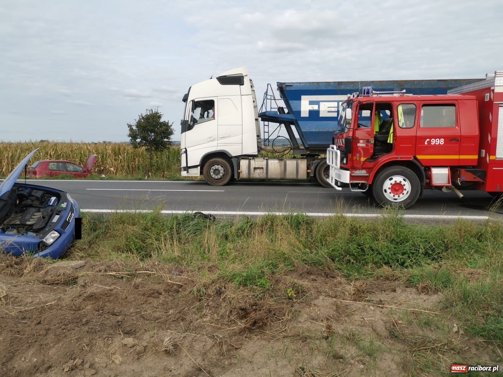 Zdjęcie w galerii na portalu naszraciborz.pl: Groźne zderzenie pojazdów na DK 45 przed Bieńkowicami [FOTO] wiadomości z regionu
