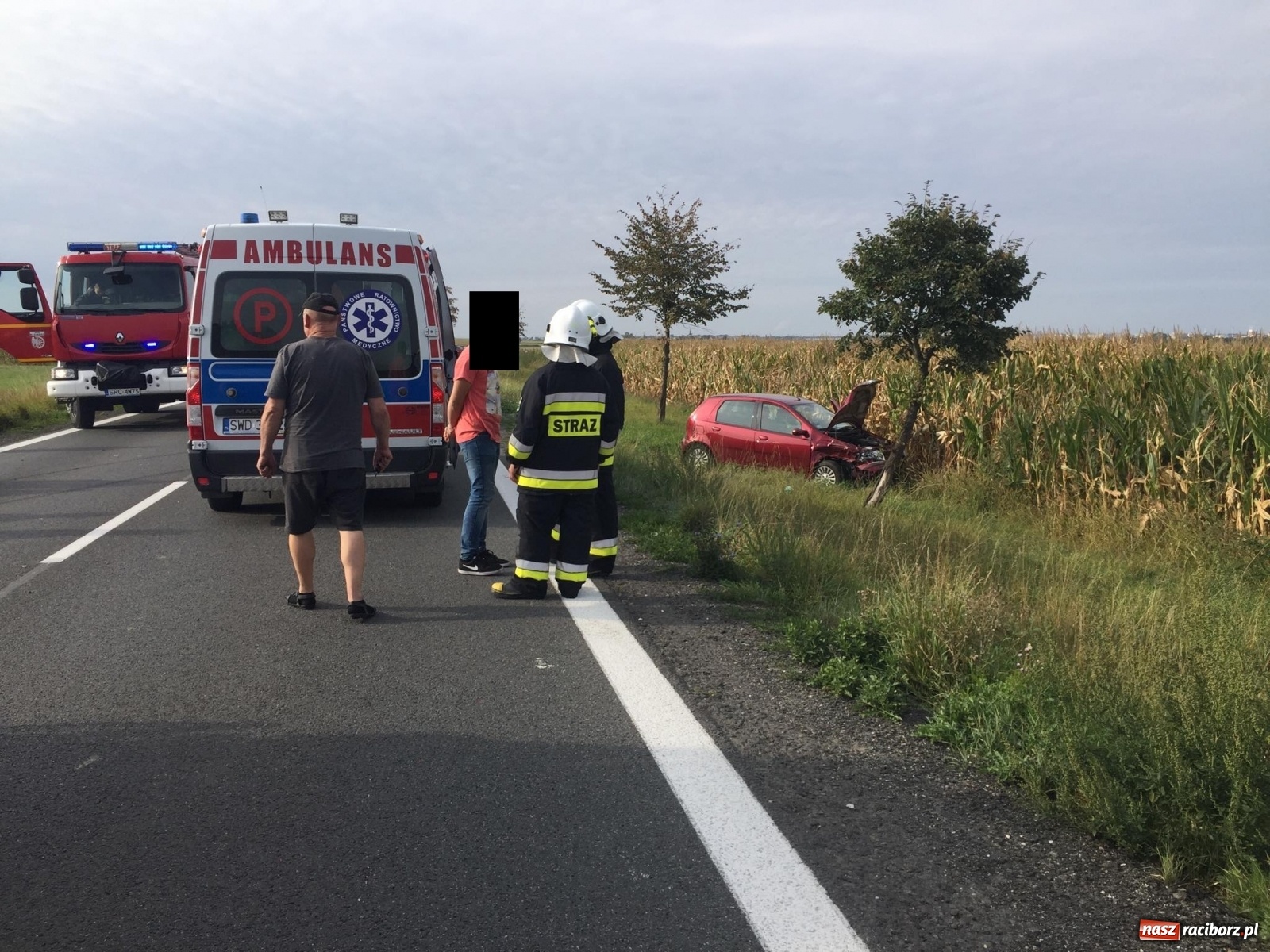 Zdjęcie w galerii na portalu naszraciborz.pl: Groźne zderzenie pojazdów na DK 45 przed Bieńkowicami [FOTO] wiadomości z regionu