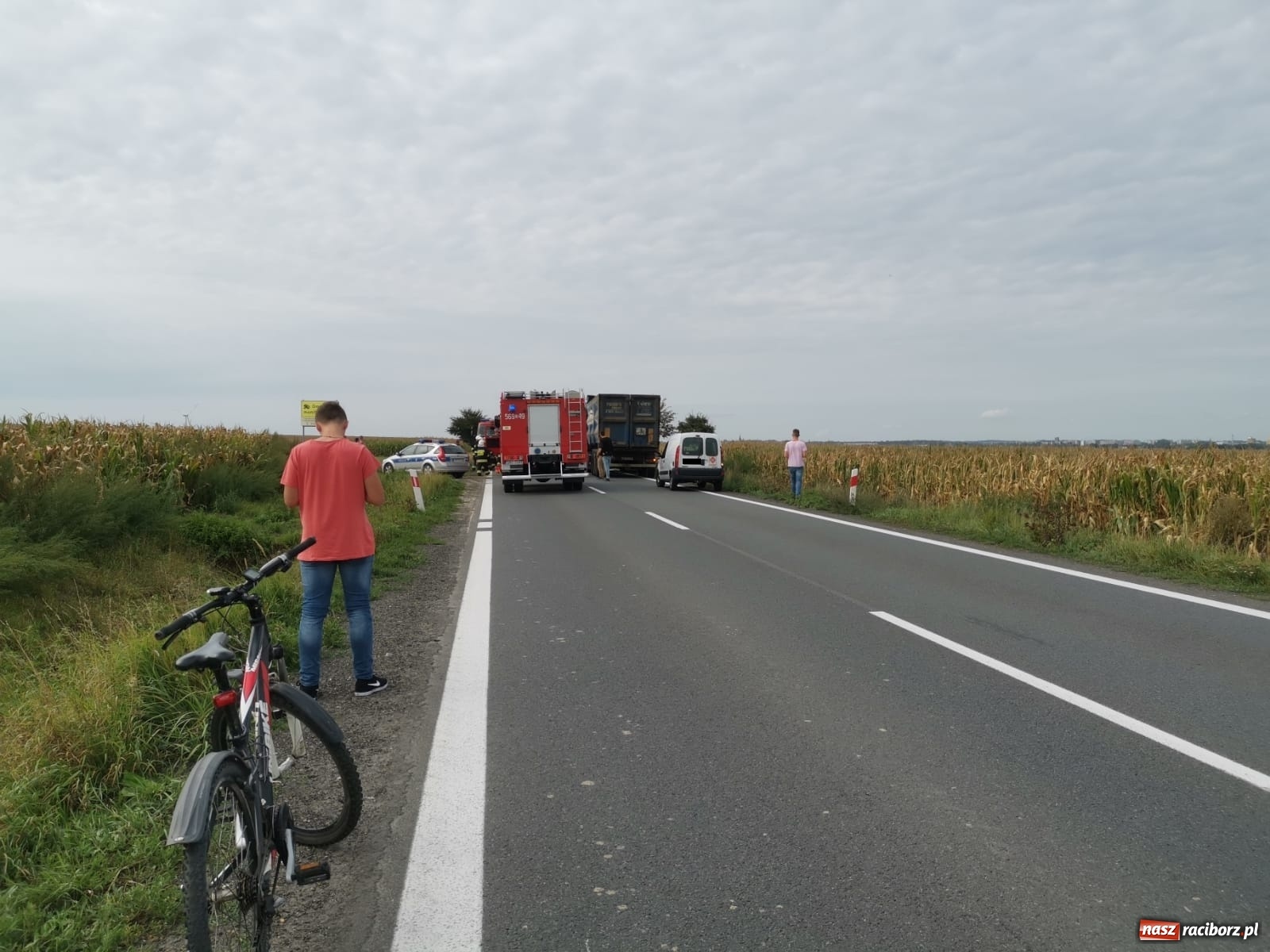 Zdjęcie w galerii na portalu naszraciborz.pl: Groźne zderzenie pojazdów na DK 45 przed Bieńkowicami [FOTO] wiadomości z regionu