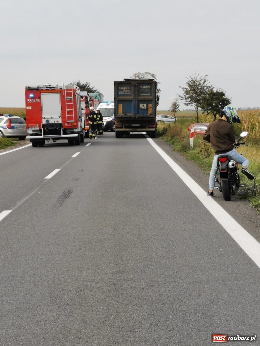 Zdjęcie w galerii na portalu naszraciborz.pl: Groźne zderzenie pojazdów na DK 45 przed Bieńkowicami [FOTO] wiadomości z regionu