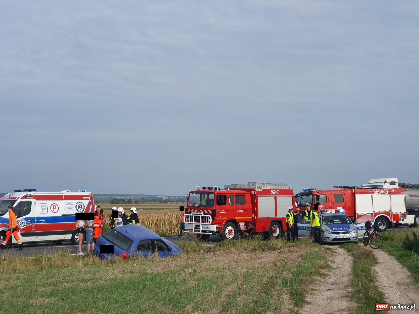Zdjęcie w galerii na portalu naszraciborz.pl: Groźne zderzenie pojazdów na DK 45 przed Bieńkowicami [FOTO] wiadomości z regionu