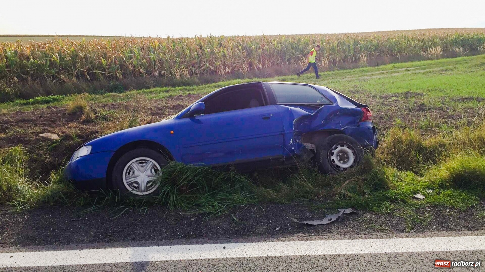 Zdjęcie w galerii na portalu naszraciborz.pl: Groźne zderzenie pojazdów na DK 45 przed Bieńkowicami [FOTO] wiadomości z regionu