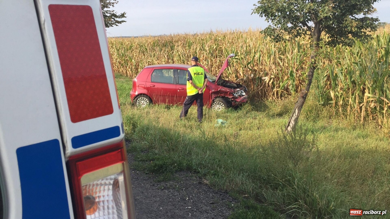 Zdjęcie w galerii na portalu naszraciborz.pl: Groźne zderzenie pojazdów na DK 45 przed Bieńkowicami [FOTO] wiadomości z regionu
