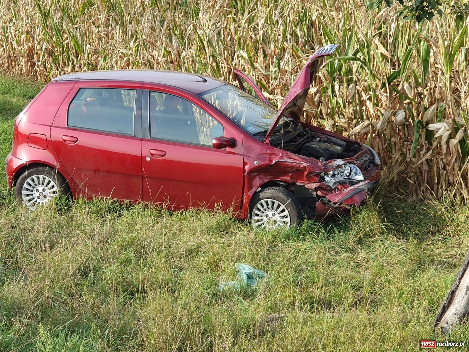Zdjęcie w galerii na portalu naszraciborz.pl: Groźne zderzenie pojazdów na DK 45 przed Bieńkowicami [FOTO] wiadomości z regionu