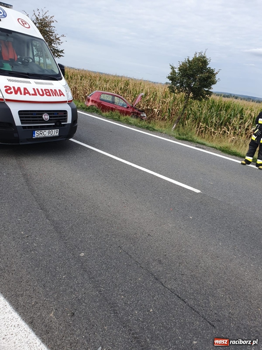 Zdjęcie w galerii na portalu naszraciborz.pl: Groźne zderzenie pojazdów na DK 45 przed Bieńkowicami [FOTO] wiadomości z regionu
