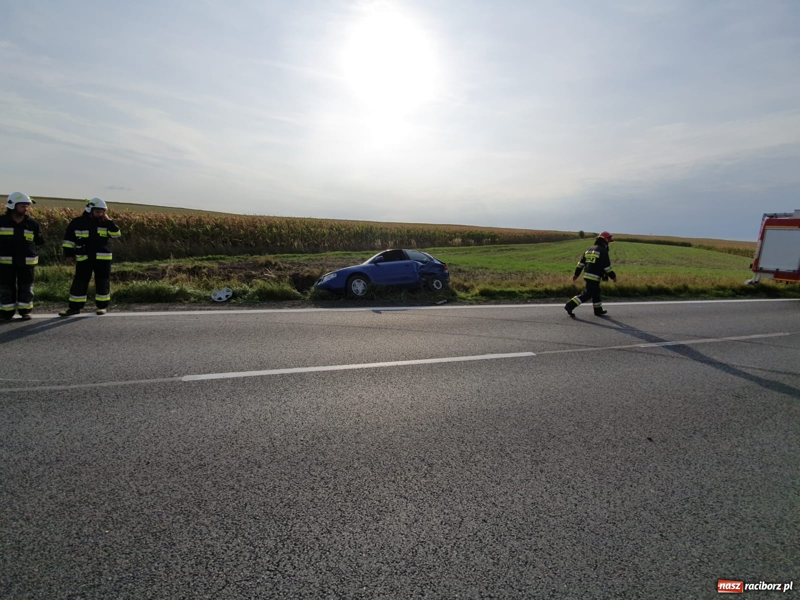 Zdjęcie w galerii na portalu naszraciborz.pl: Groźne zderzenie pojazdów na DK 45 przed Bieńkowicami [FOTO] wiadomości z regionu