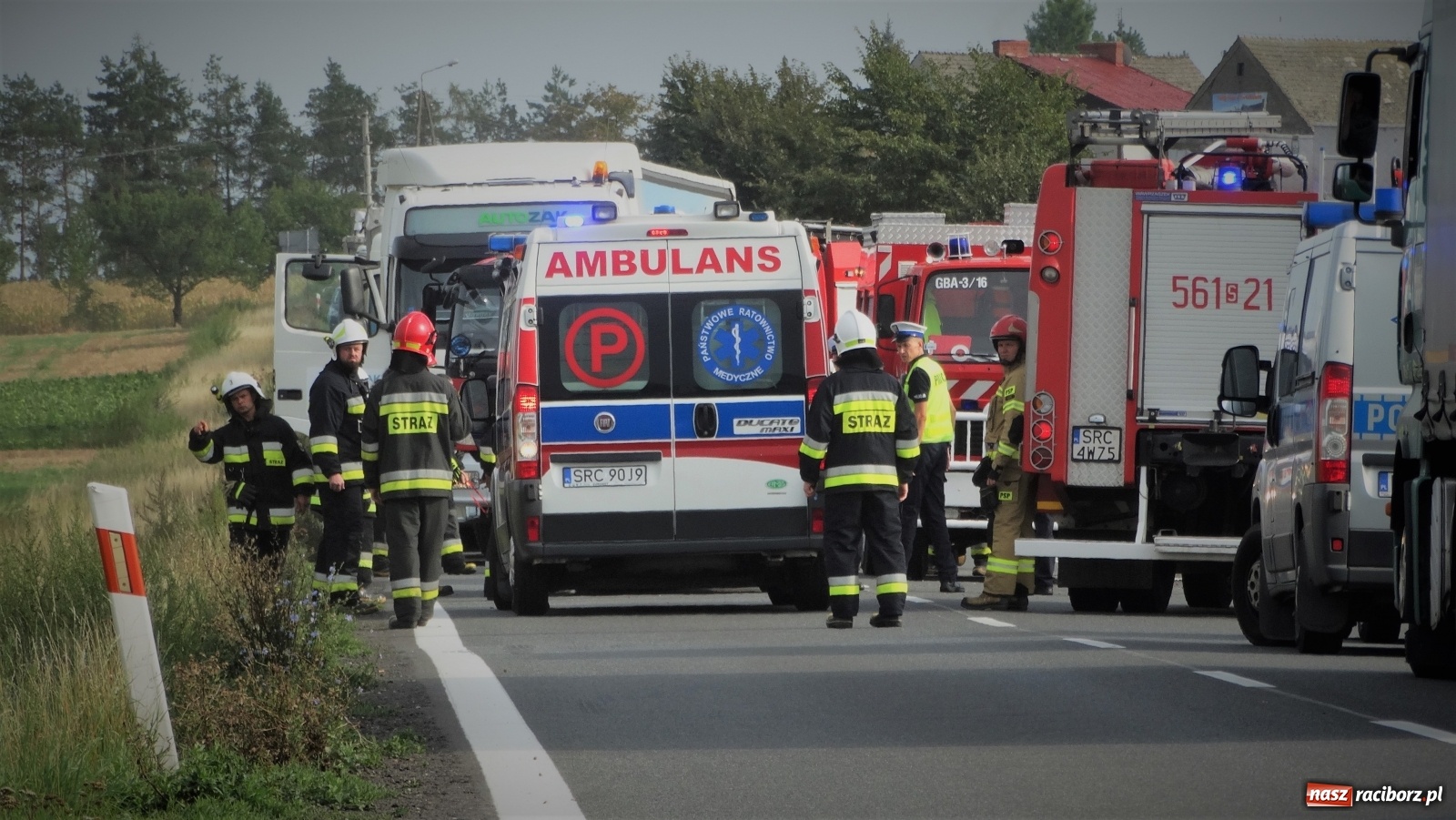 Zdjęcie w galerii na portalu naszraciborz.pl: Groźne zderzenie pojazdów na DK 45 przed Bieńkowicami [FOTO] wiadomości z regionu