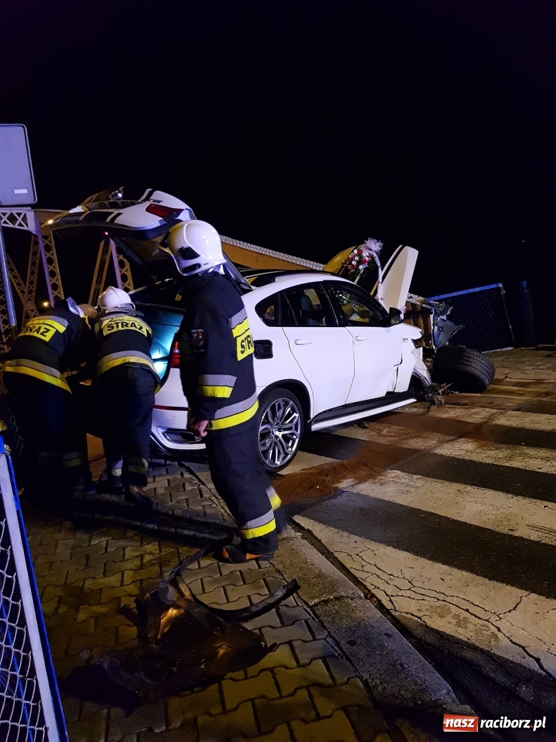 Zdjęcie w galerii na portalu naszraciborz.pl: Weselne BMW rozbiło się na moście w Chałupkach  wiadomości z regionu