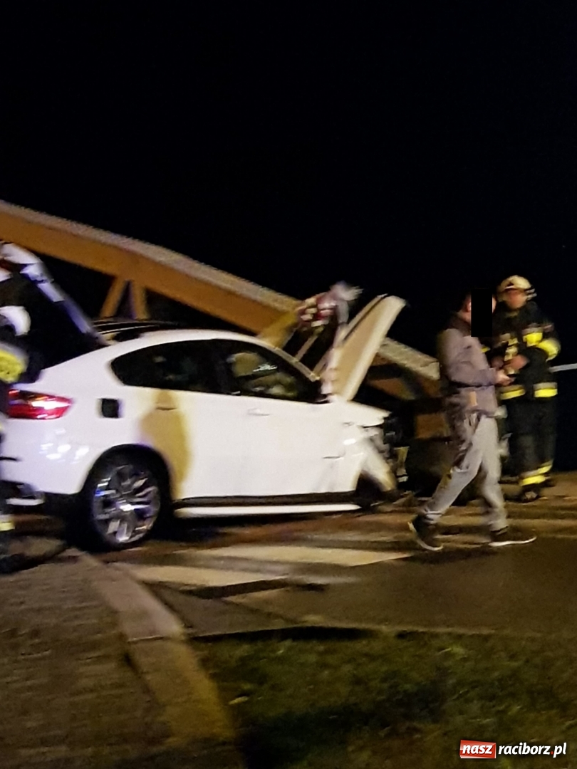 Zdjęcie w galerii na portalu naszraciborz.pl: Weselne BMW rozbiło się na moście w Chałupkach  wiadomości z regionu
