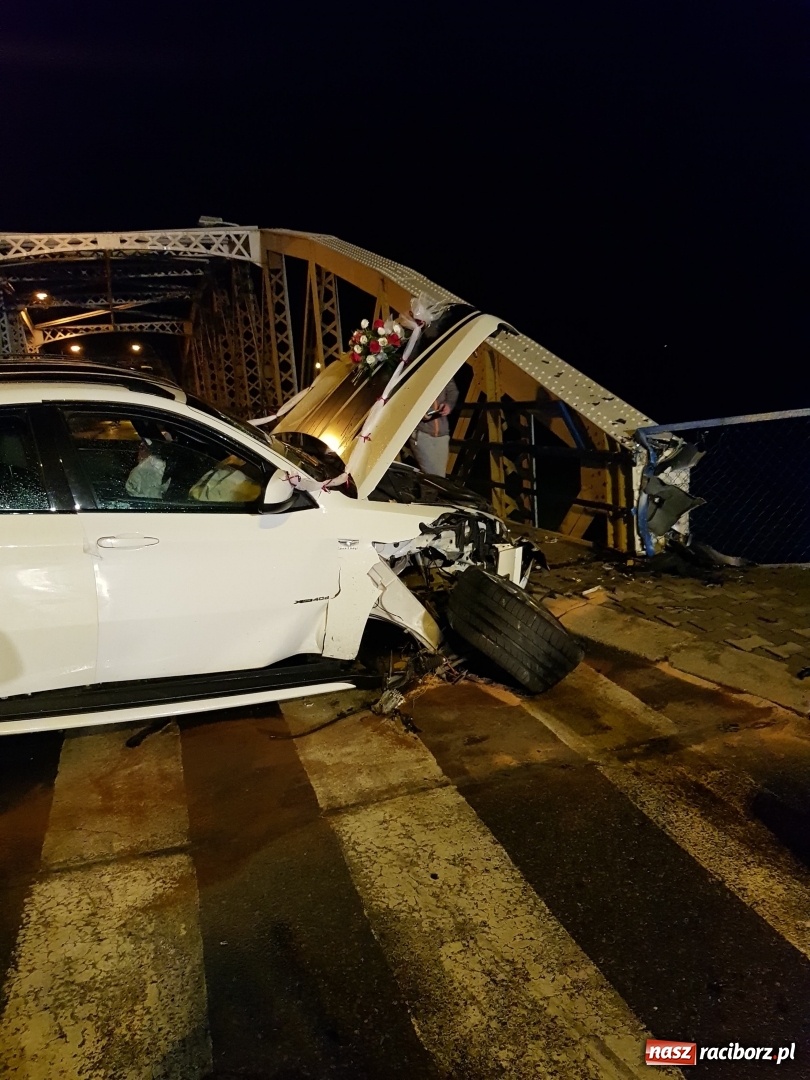 Zdjęcie w galerii na portalu naszraciborz.pl: Weselne BMW rozbiło się na moście w Chałupkach  wiadomości z regionu