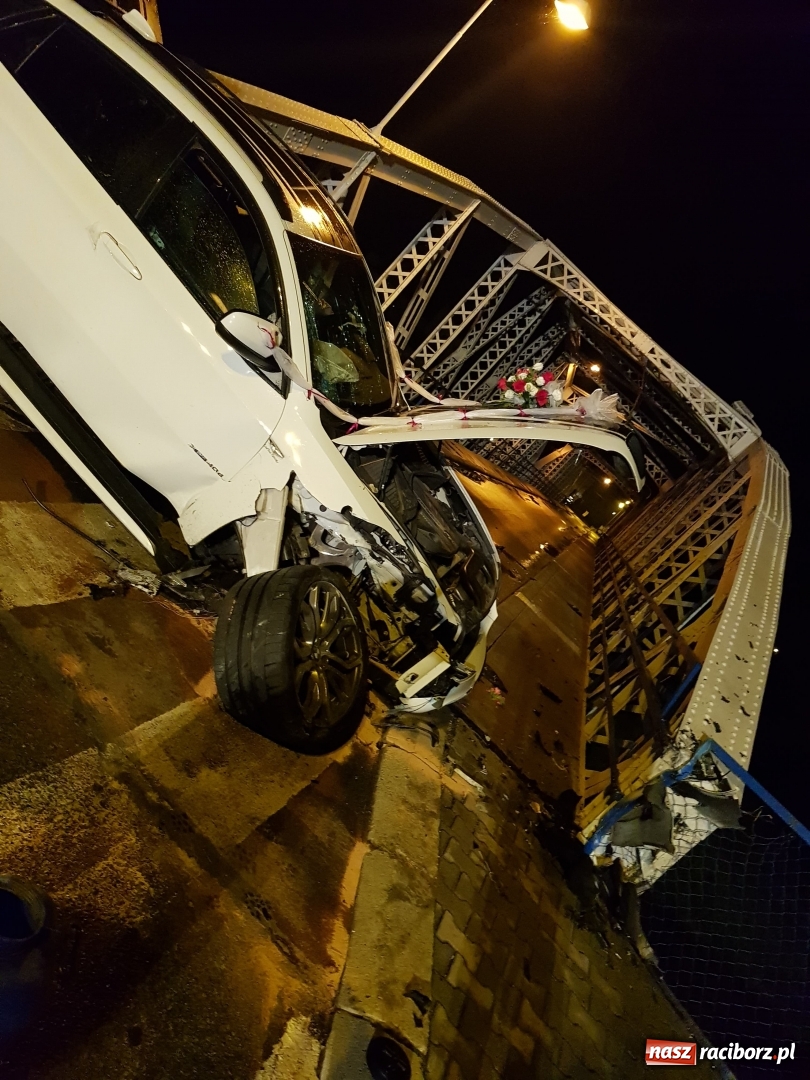Zdjęcie w galerii na portalu naszraciborz.pl: Weselne BMW rozbiło się na moście w Chałupkach  wiadomości z regionu