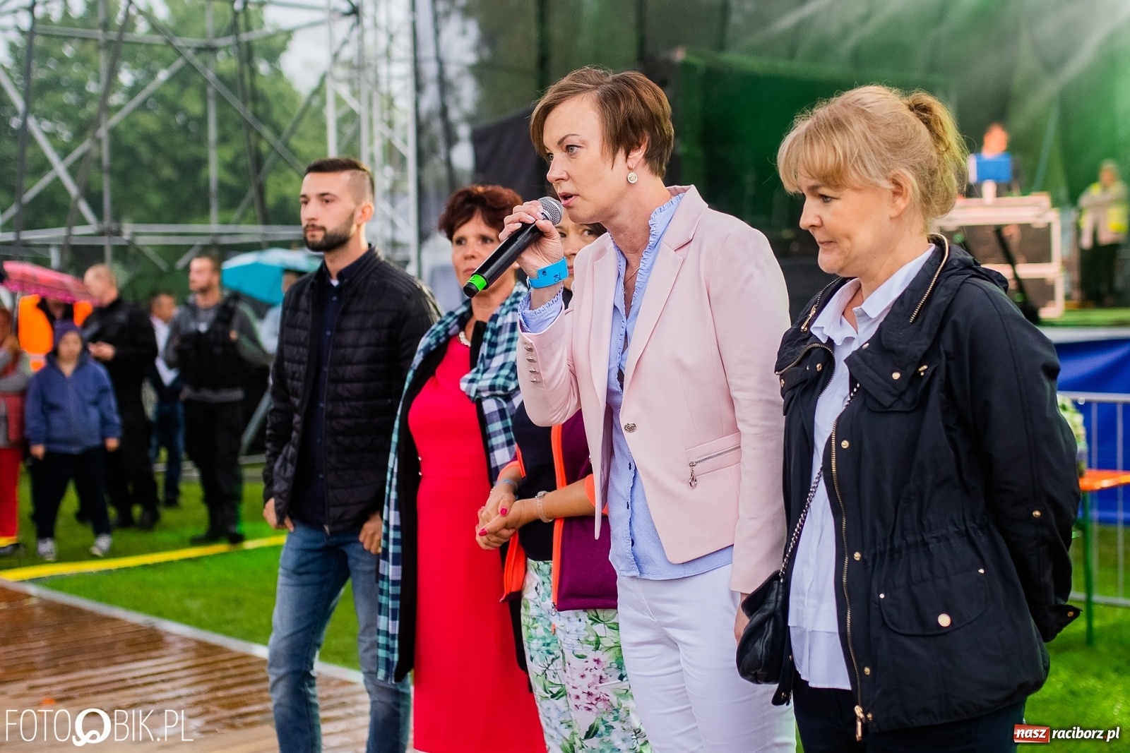 Zdjęcie w galerii na portalu naszraciborz.pl: Kombii gwiazdą festynu rodzinnego Rafako [FOTO i WIDEO] wiadomości z regionu